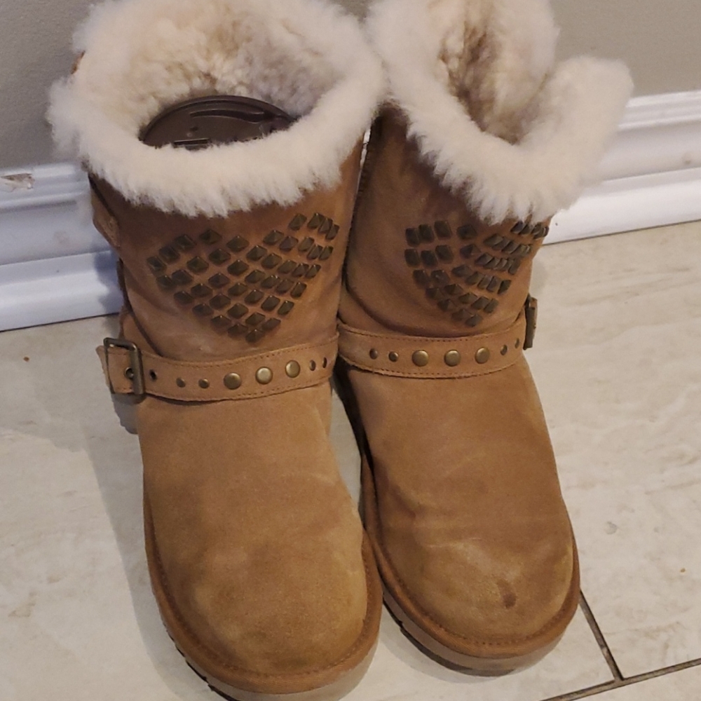 UGG